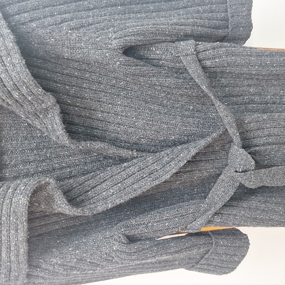 Exquisite Lambswool Tie-Front Sweater with a Luxurious Long Collar Size Small - Picture 4 of 13